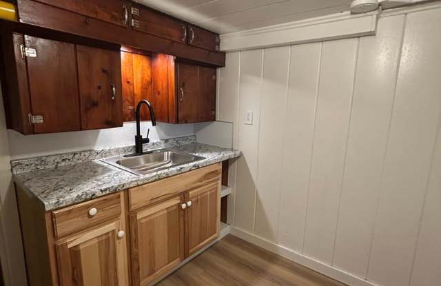 1 bedroom/ 1 bath apartment - 426 Southeast Byers Avenue, Pendleton, OR 97801