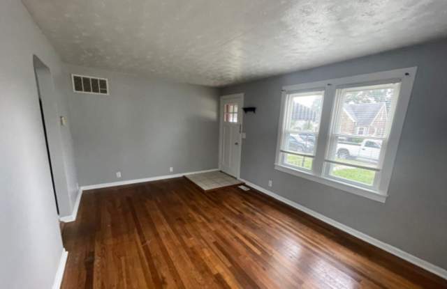 Charming 2BR Home with 1-Car Attached Garage, Hardwood Floor, and Washer/Dryer Provided! photos photos