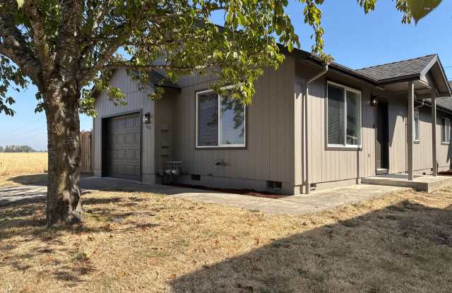 Charming 3-Bedroom, 2-Bath SE Albany Duplex - No water bill! Gallery 4