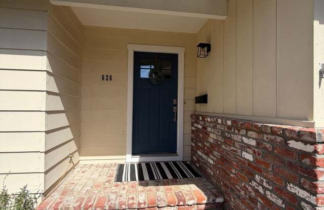 2BD/2BA Corner-Lot Home – Furnished or Unfurnished Gallery 3