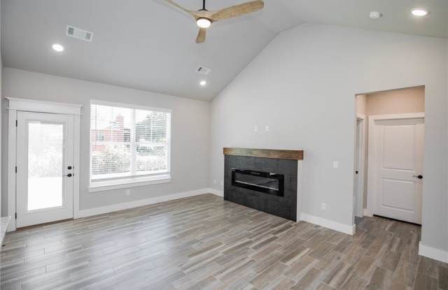 100 White Oak St Gallery 3