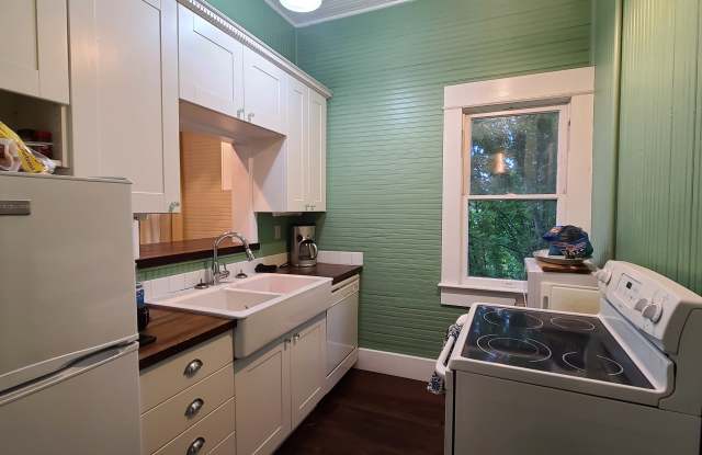 304 Main Street - 304 Main Street, McCloud, CA 96057