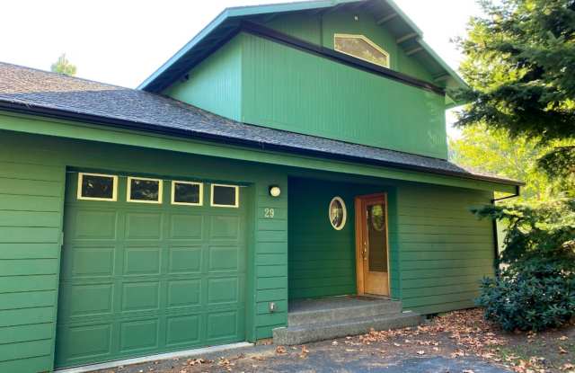 Cute Townhouse On Private Drive In White Salmon, WA Gallery 1
