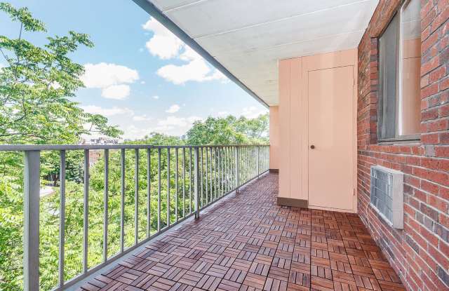 Large 1 bed in Brookline Gallery 3