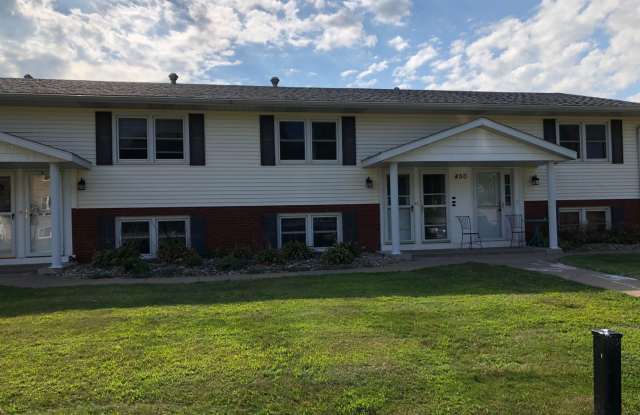 1 Bedroom, 1 Bath Townhouse in LeClaire, IA - 450 South 14th Street, Le Claire, IA 52753