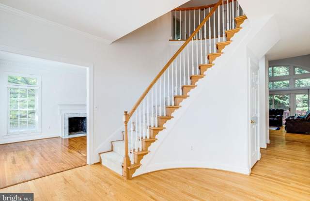 10318 GREENWOOD PL Gallery 2
