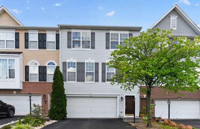 Spacious 4BR Townhome in Woodbridge Gallery 3