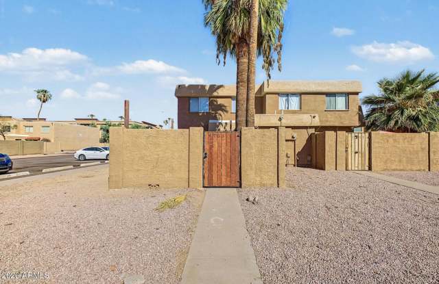 Updated 2 Bed Townhome in Phoenix Gallery 1