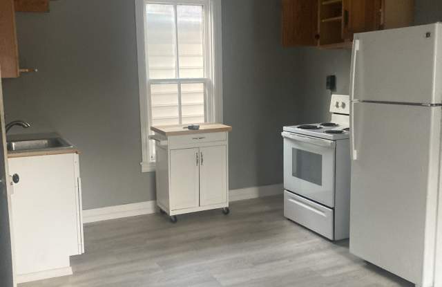 38 1/2 North Railroad Street photos photos