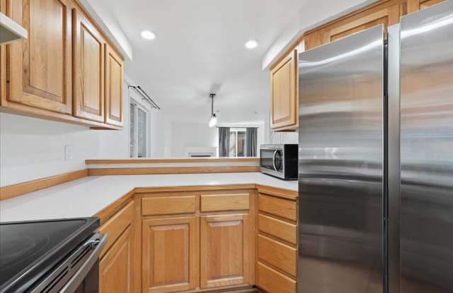 2Bd/2.5Ba Lynnwood Townhome Gallery 4