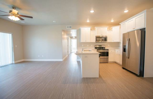Gorgeous 3-Bed Condo at The Village on 12th in Heber. Great Location and Amenities! photos photos