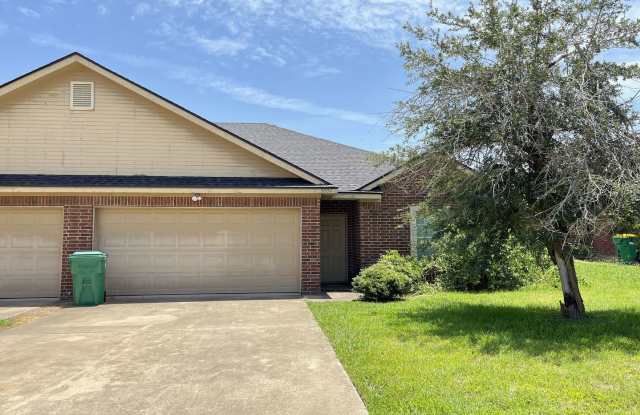 Duplex in Surrey Ridge! photos photos