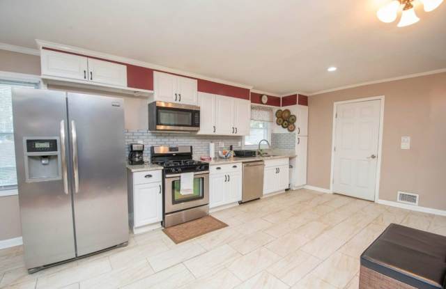 Room in 5 Bedroom Home at Kenora Dr SW Gallery 4