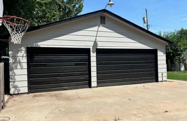 Coming Soon! Beautiful 3 Bedroom 1 Bath home with a 4+ Car Garage! Gallery 3