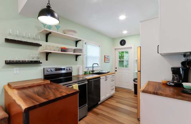 Dog-Friendly Downtown Lake Geneva Home – Available for Monthly & Mid-Term Rentals Gallery 4