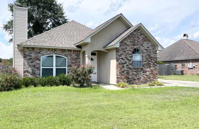 3 Bedroom House In Livingston Parish with HUGE yard! photos photos