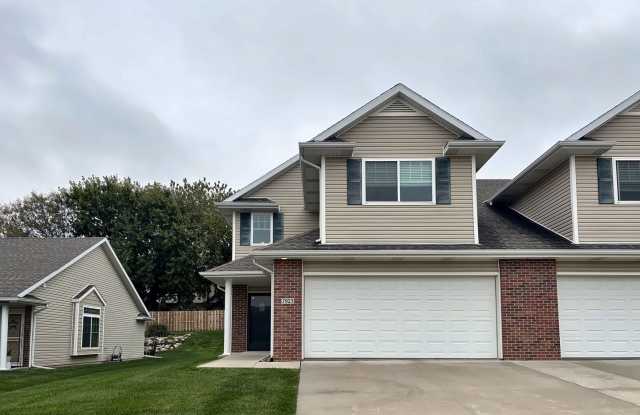 7923 S 162nd St – 3 Bed/2.5 Bath End-Unit Townhome in Millard School District | 2-Car Garage, Primary Suite, Patio Gallery 1