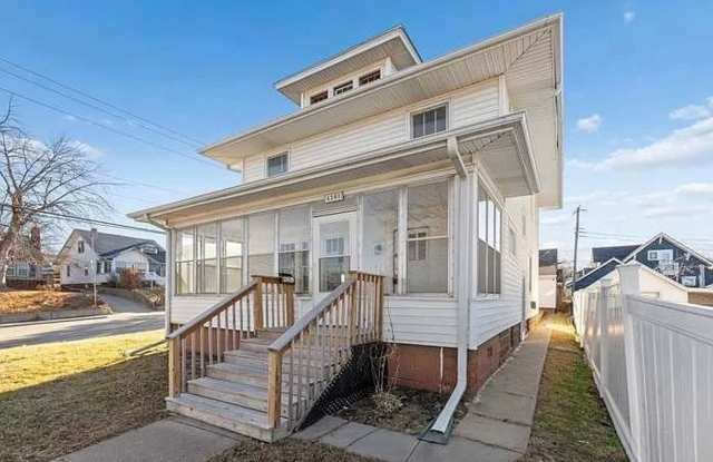 Close to UNMC- 1 block walking distance Gallery 1