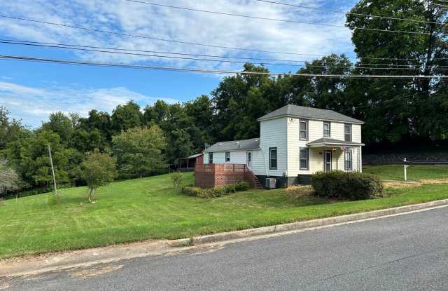 4BR, 1BA SFH on Large Lot photos photos