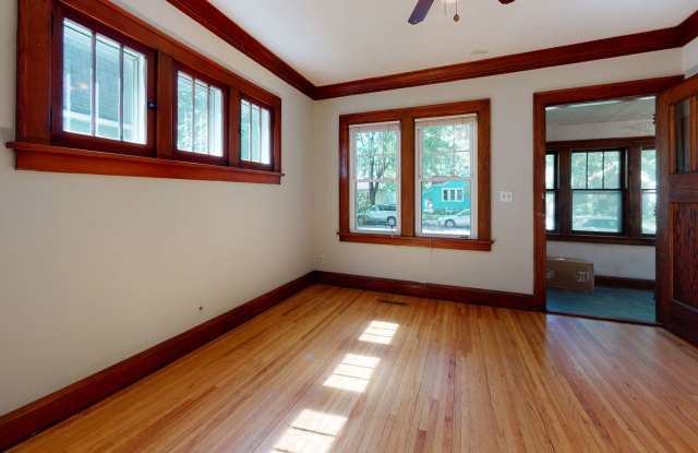 Affordable 5-Bedroom House / Close to U of M Campus Gallery 3