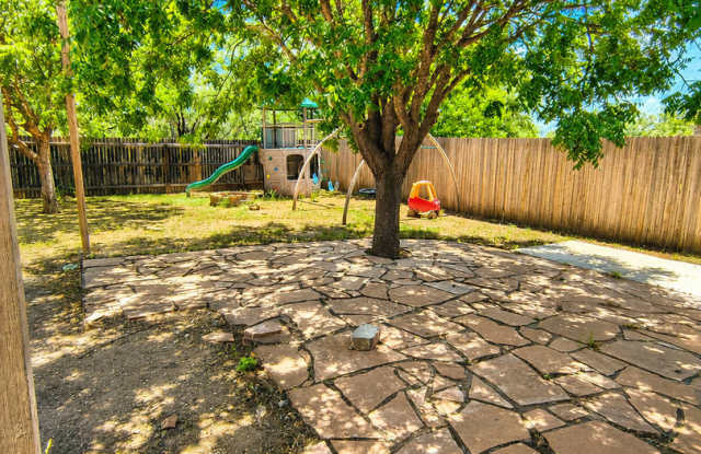 Beautifully maintained 3 bed 2 bath home AVAILABLE NOW! Gallery 3