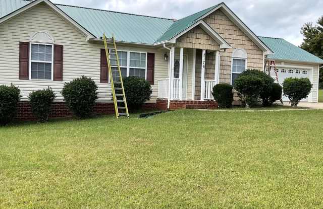 3 Bedrooms, 2 Baths Home For Rent in Newton NC with 2 car garage photos photos