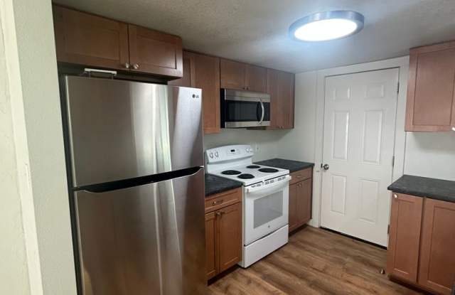 MOVE-IN SPECIAL- $300 OFF OF THE 1ST MONTHS RENT-Charming 2 BR, 1 BTH + Den | Minutes from Downtown Chico & CSUC Gallery 4