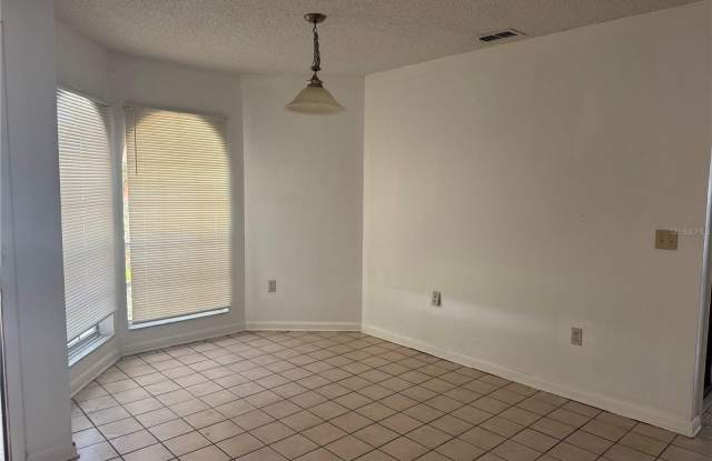 925 DERBYSHIRE DRIVE Gallery 3