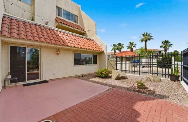 Central Phoenix Gem! Private Patio, Gated, Pool + Underground Parking photos photos