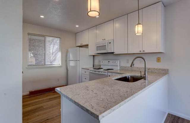 Charming 3 Bed/2.5 Bath Northglenn Townhome! AVAILABLE NOW! photos photos