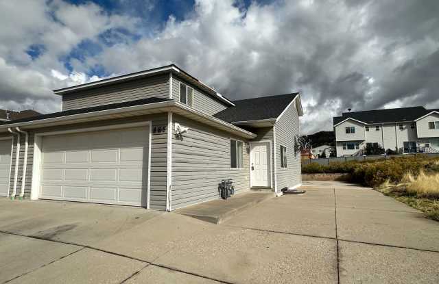 Move-in Discount!!  7 bedroom, 3 bathroom twin home Gallery 4