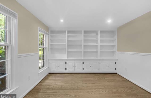 2206 FORT WARD Place Gallery 3