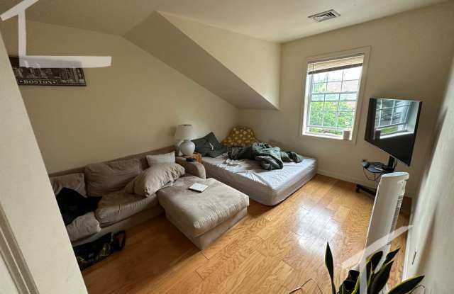 AMAZING 5 BED 2.5 BATH UNIT!!!! photos photos