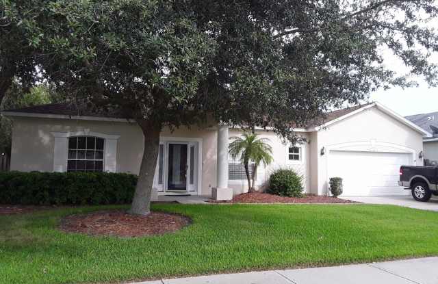 Newly carpeted 3 bedroom and 2 bath home with screened pool located in Saddlebrook Subdivision photos photos