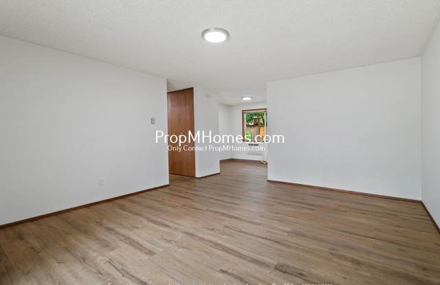 Updated 3 Bedroom Home in Aloha - Large Fenced Yard! Gallery 4