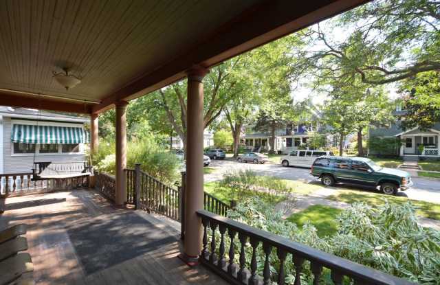 Charming 4BR Duplex in Merriam Park - Available 9/11! Gallery 3