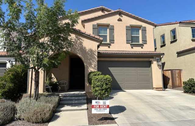 $2,395 Tesoro Viejo, Gorgeous 2 Bed + Office, 2.5 Bathroom - Horizon Dr, Friant photos photos