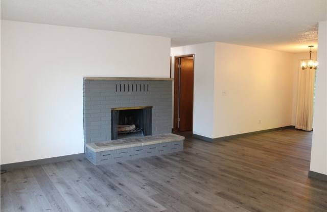 Nice Duplex for Lease Near Town! Gallery 3