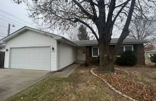 3 Bedroom 2 Full Bath and a Short Walk to White Oaks! Gallery 1