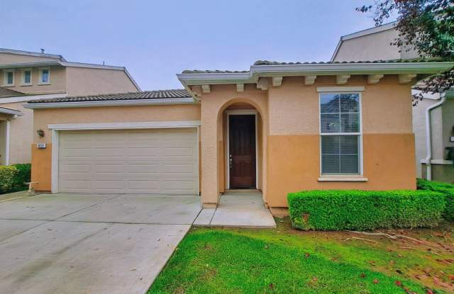 Single-Level 2BR Home with 2-Car Garage! photos photos