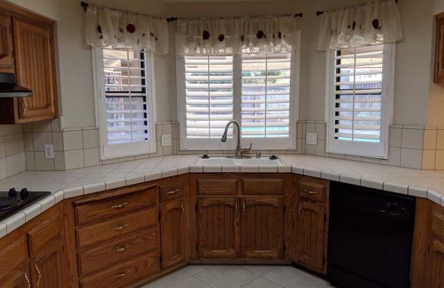 NE Fresno home near Clovis West High School & Woodward Park, In-ground swimming pool! Gallery 4