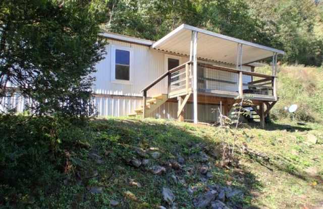 $1,500 - 2 Bedroom / 1 Bath Mobile Home Sitting on the Tuckasegee River Gallery 4