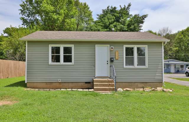 1 Bedroom | 1 Bathroom | House with Carport | Located on a Quiet Street| Lawn Care and Trash Included | PETS WELCOME Gallery 4