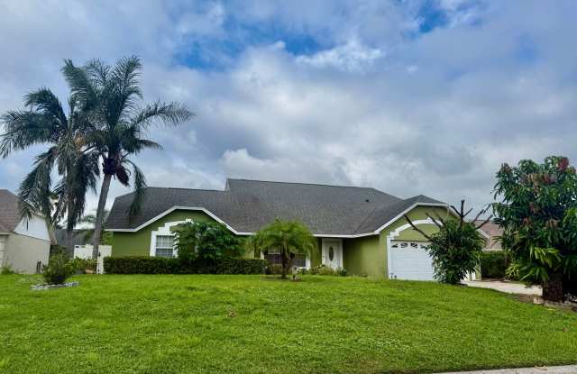 Beautiful Pool Home in Loma Vista, Davenport Gallery 1