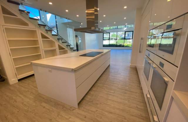 Manoa 5 Bedroom, 3.5 Bathroom, 2-Car Garage Rental ! Gallery 4