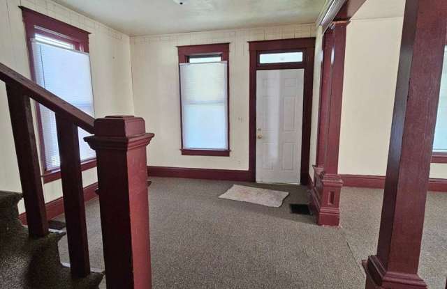 812 E. Cantrell St. 2-bedroom, 1 bath with option for 3rd bedroom on main Gallery 4