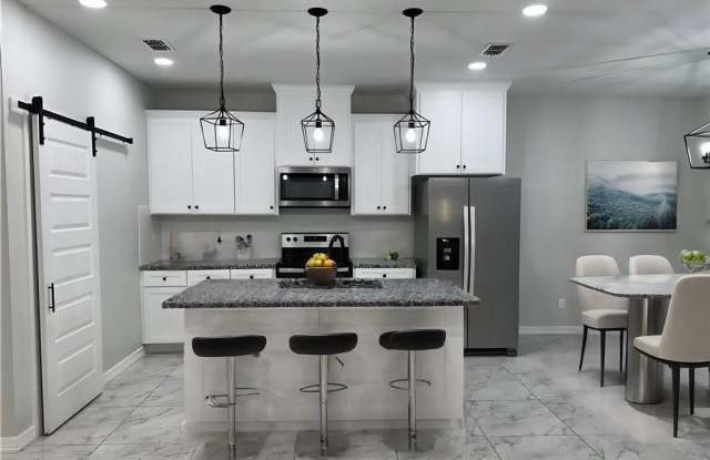5504 N Crown Point Gallery 3