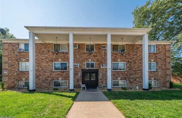 640 S Shore Court - 640 South Shore Court, Vermilion, OH 44089