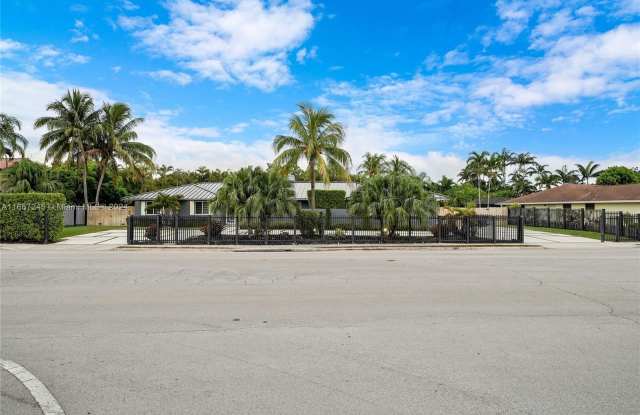 13700 SW 92nd Ave - 13700 Southwest 92nd Avenue, Kendall, FL 33176
