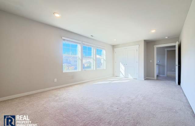 Spacious 6-Bedroom Bonney Lake Home with A/C, Private Deck & 2-Car Garage Gallery 3
